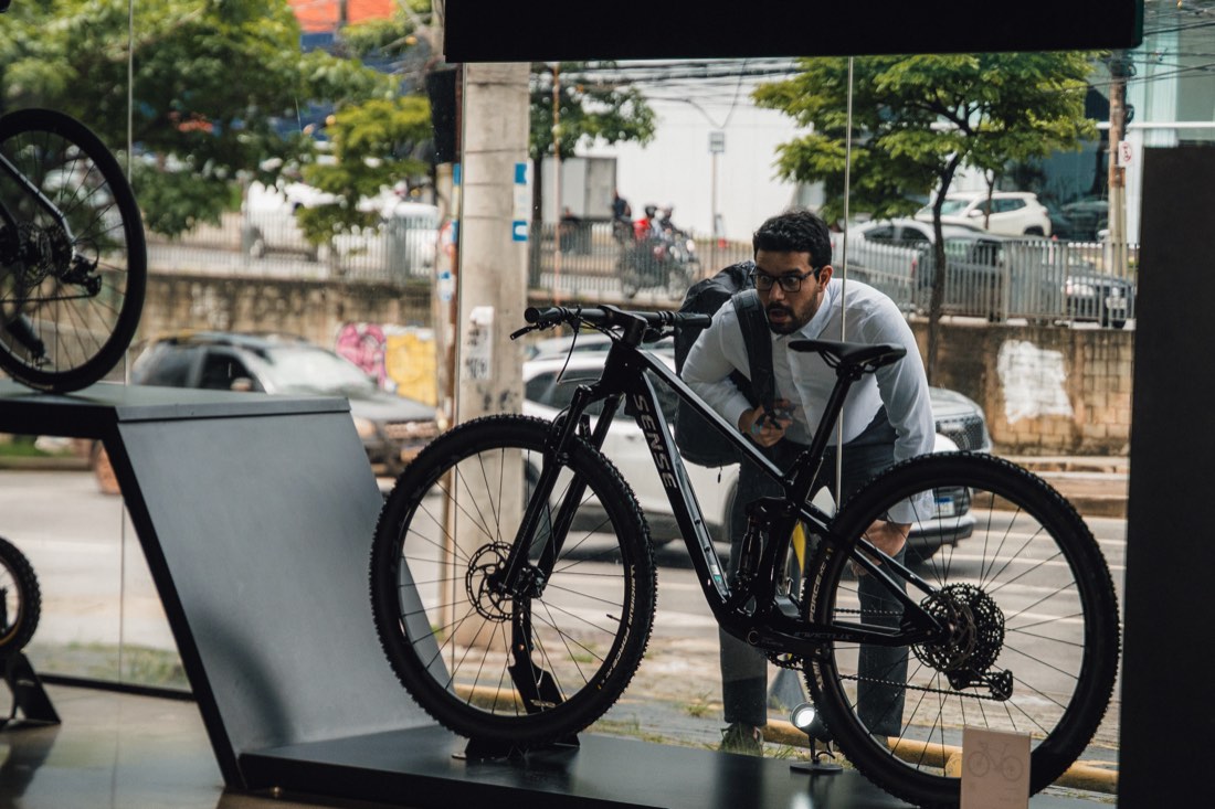 Cliente conhecendo uma bike Sense na vitrine da S2 Bike Shop Varginha